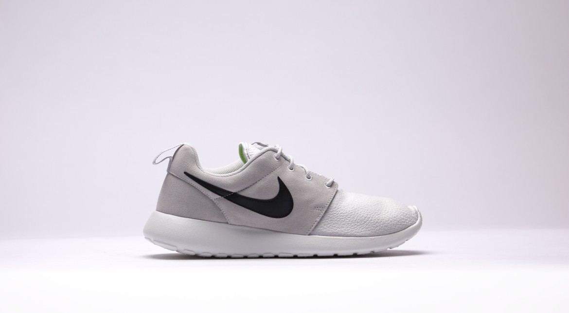 white nike roshe mens