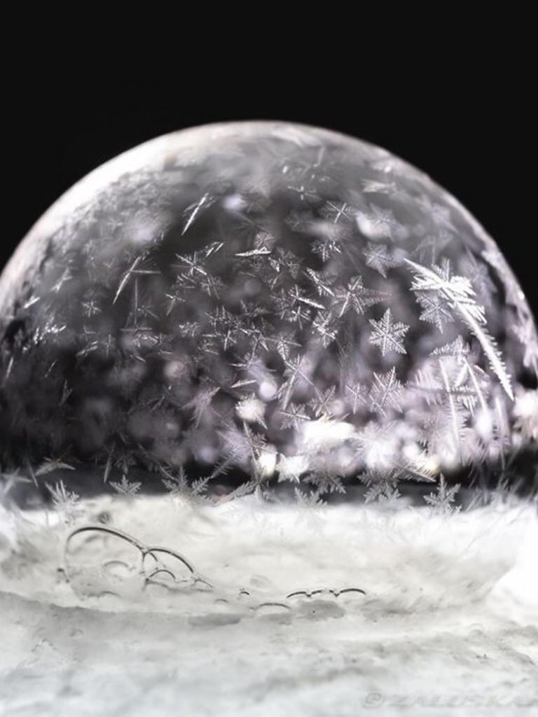 soap-bubbles-freezing-at-15-celsius-in-warsaw-poland__700 (Copy)