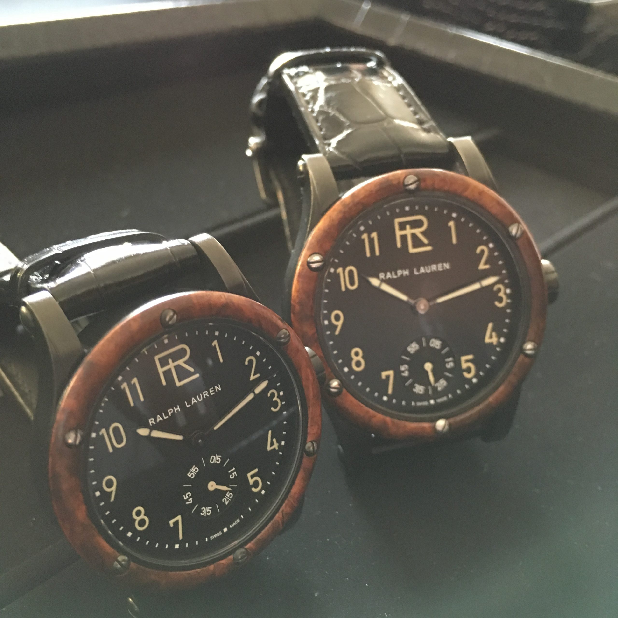首先介紹的是Automotive，手上鏈機芯RL701出自同集團名廠積家（Jaeger-LeCoultre），設計以1938年出產的古董跑車Bugatti Type 57SC Atlantic Coupe為靈感，採用噴丸黑色砲銅不銹鋼錶殼，與安波那木樹瘤錶圈形成強烈對比，加上黑色短吻鱷魚皮錶帶，充滿男性型格魅惑。其實此系列在早幾年已經亮相，只是品牌收到不少意見認為當時推出的直徑45毫米錶殼有點太大，故今年特別推出39毫米版本，以饗偏好小尺寸的錶迷。
