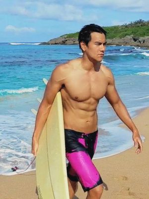 滑浪的基本入門技巧可分為：出海(Getting Out)、越浪(Overtopping)、轉彎(Angle on a Wave) 以及起乘(Take Off)。滑浪的時候需要充分利用全身的肌肉，所以日常的體力訓練是不可缺少。