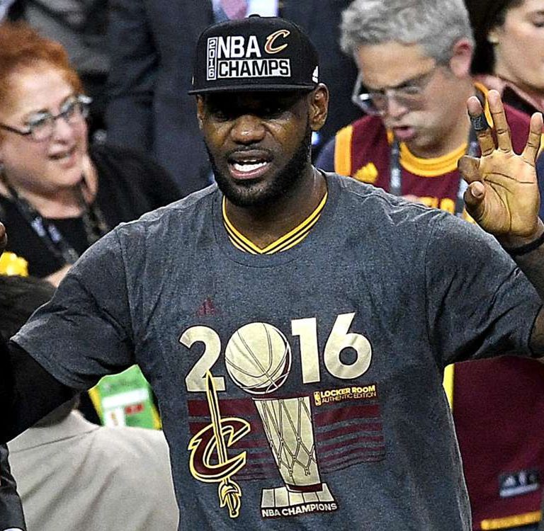 先恭喜克里夫蘭騎士「搶7」成功，占士也這這城帶來第一個NBA冠軍。占士也. 憑著成為首位在總決賽五項主要統計數據（得分、籃板、助攻、偷波、封助）都排在兩隊之首的球員，而超越Kobe的兩座總冠軍賽MVP，得到他的第3座。