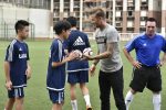 碧咸送上親筆簽名的adidas迷你足球給學員作紀念_01 (Copy)