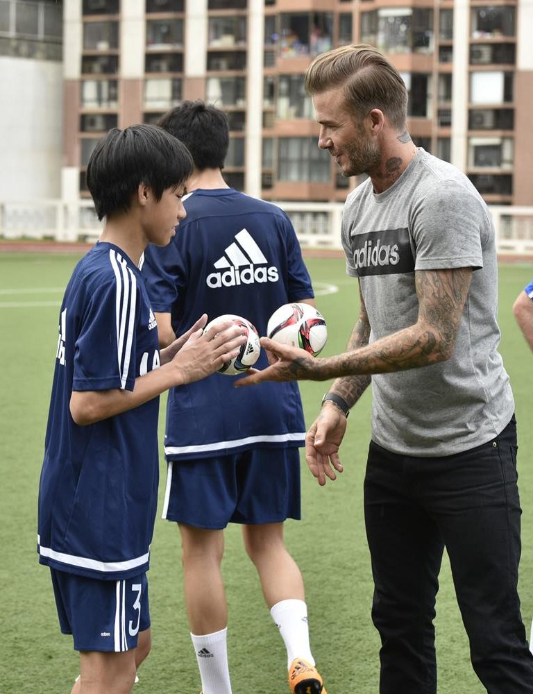 碧咸送上親筆簽名的adidas迷你足球給學員作紀念_01 (Copy)