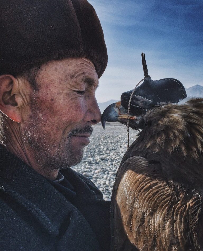 2016年度照片大獎: Siyuan Niu（中國新彊) 作品：Man and the Eagle IPPAWARDS（iPhone Photography Awards）自2007年開始舉辦，是一個只可用Apple產品拍攝的作品來參賽的比賽。這個比賽的目的是為了告訴大眾，即使沒有專業的拍攝設備，依然是可以創作出富有創造力的作品。今年的比賽吸引了來自149個不同國家的Apple用戶參加比賽，優勝者當中不僅有來自中國的用戶，更有來自香港的用戶。