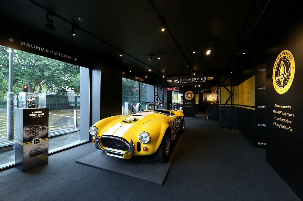名士錶香港首間概念店面積逾2,000呎，以黑色及黃色為主調，靈感當然是來自己在1963年贏得賽百靈12小時耐力賽的Shelby Cobra戰車CSX 2128。