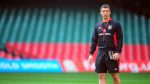 史必（Gary Speed）為威爾斯披甲85次，即使是現在的王牌巴爾，國家隊上陣暫時還只是60場。悲情的是，史必和傑斯一樣，為國家效力，卻從未在大賽中亮相。但心擊國家的他，自己無份踢，也想後輩有機會，所以，掛靴後於2010年12月上任，成為國家隊主帥，直至至2011年11月27日被發現在家中上吊自殺，離開了我們。