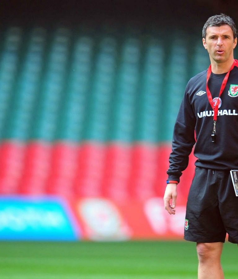 史必（Gary Speed）為威爾斯披甲85次，即使是現在的王牌巴爾，國家隊上陣暫時還只是60場。悲情的是，史必和傑斯一樣，為國家效力，卻從未在大賽中亮相。但心擊國家的他，自己無份踢，也想後輩有機會，所以，掛靴後於2010年12月上任，成為國家隊主帥，直至至2011年11月27日被發現在家中上吊自殺，離開了我們。
