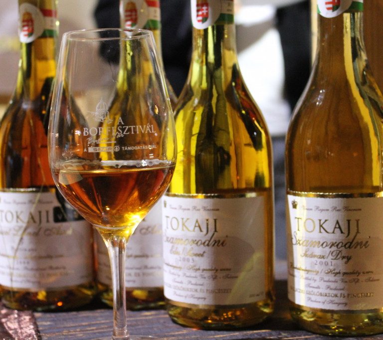如果你喜歡Ice Wine，又知Ice wine昂貴，因為釀製程序複雜，要假「上帝之手」，特別在冬天也不收割葡萄，用天然的寒流讓葡萄水份抽乾，令糖分變得非常濃郁，以此釀出甜酒。同樣釀製貴腐霉甜酒的葡萄，也要以天然手法，任葡萄被貴腐黴菌（Noble rot/Botrytis Cinerea）侵襲，經附著感染葡萄使之乾萎後，用這種葡萄來釀酒，釀出的酒就稱為「貴腐霉甜酒」。
