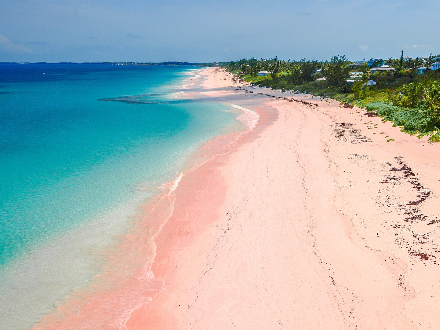 當你放眼望去巴哈馬的 Harbour Island 時，一整片都是粉紅色的沙灘，湛藍的海水加上粉紅色的沙，令Harbour Island變成夢幻天堂，難怪會有「世界上最性感海灘」的美譽。由於有孔蟲的外殻令Harbour Island 的沙都變成了玫瑰粉紅色，十分浪漫。
