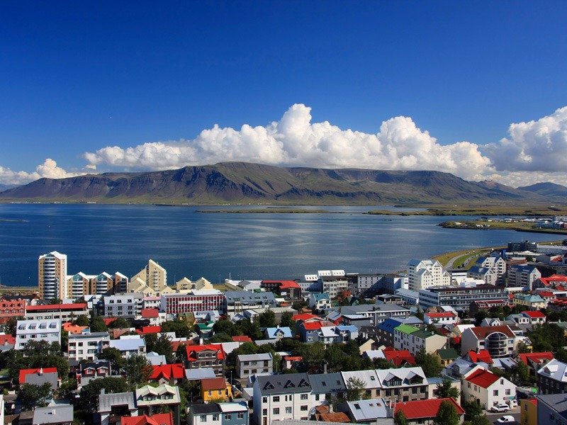 冰島的雷克雅維克是獨遊人士首選的目的地，在這裡即使獨自旅遊也絕不會令你感到沉悶，因為這裡不僅是最適合進行戶外活動的地方之冠，更有不同的新鮮事物在城市的每一個角落等著你來發掘和冒險。The Laundromat Café是旅人在雷克雅維克的聚腳地，可以在這裡認識到新朋友互相分享你的旅程，除此之外，亦可以在這裡洗衣服，安靜地一邊品嚐咖啡一邊看書。