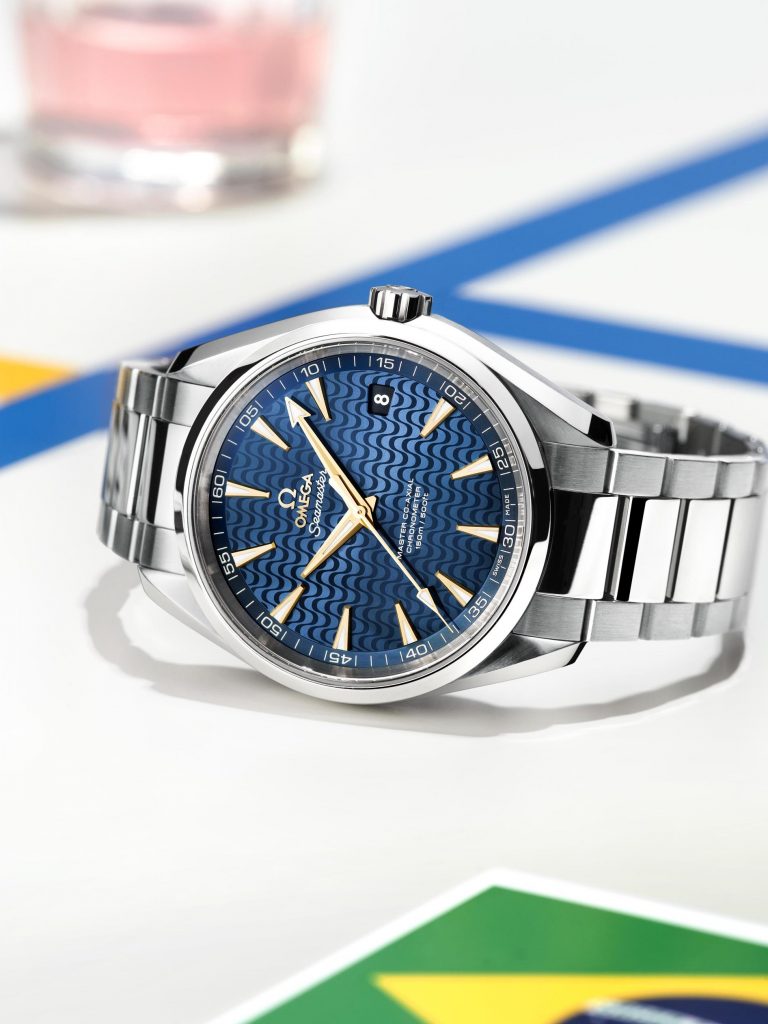 全新的Seamaster Aqua Terra腕錶，一式三款，以見證品牌與奧運會的悠長合作，此款式亦只在大中華地區供應。不銹鋼錶殼直徑為41.5毫米，經光面及磨砂打磨處理，並搭配與之相襯的鏈帶。大三針款式配合日期顯示，簡單實用。