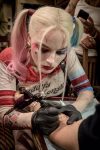 最重要的是，紋身師你可選擇小丑女Margot Robbie（真是小丑女裝咁幫你紋），或者Will Smith 操刀，或者超模 Cara Delevingne……呢間紋身店，如果開一定大排長龍，有得做！（ Margot 正為導演David Ayer 刺上 SKWAD。）