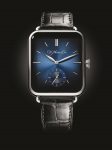 繼去年問世的Swiss Alp Watch後，品牌今年再推Swiss Alp Watch S，連名字也是幽蘋果一默。跟「S」字尾的手機型號一樣，是facelift版本。圓滑四邊的長方形白金錶殼上，覆蓋了藍寶石水晶弧形錶鏡，典雅的錶盤透露出深邃神祕的午夜藍煙燻的放射狀太陽紋，搭配黑色鱷魚皮錶帶。