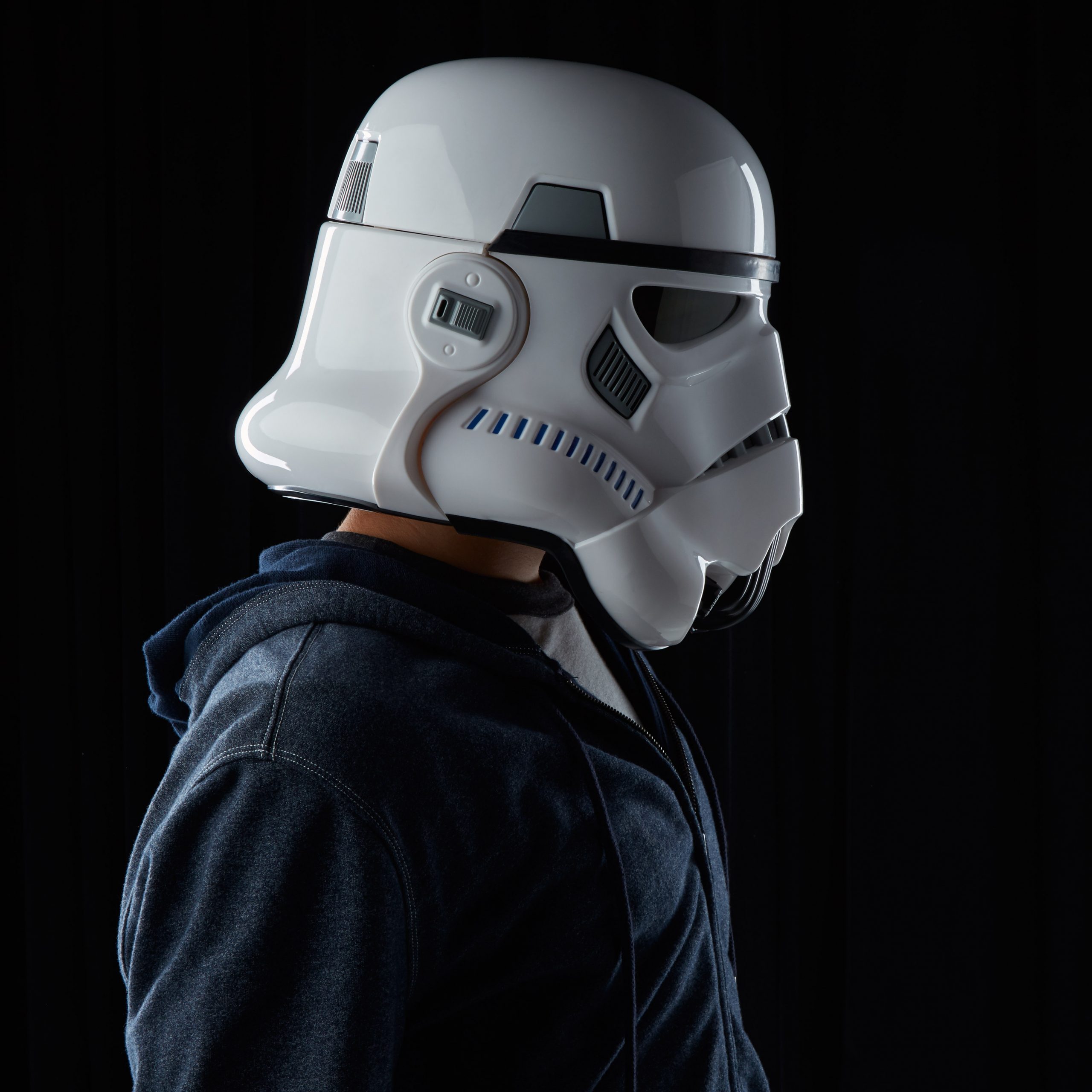 STAR-WARS-THE-BLACK-SERIES-IMPERIAL-STORMTROOPER-ELECTRONIC-VOICE-CHANGER-HELMET---2