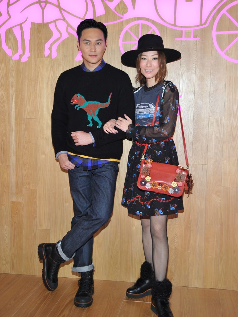 Coach期間限定店開幕當晚城中不少人、模特兒及名人出席，包括鄭秀文、張智霖、吳雨霏、鄭希怡、徐濠縈、倪晨曦、林鈺洧、黃愷傑、王大業等。一向被視為「時尚天后」的鄭秀文(Sammi)，身穿Coach 2017早春系列登場，更成為香港首位示範限量復古手袋的藝人，可以說是為香港時裝界爭光！