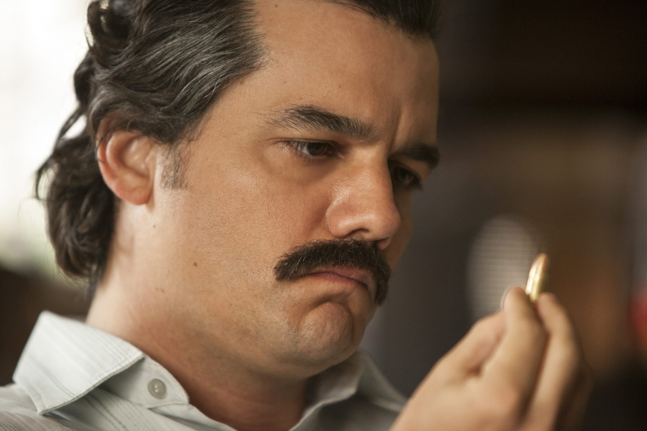 權力的鬍子《毒梟》 ，可卡因之父Pablo Escobar臉上的兩撇鬍子，展示他手握大權、機智又無畏無懼的形象。