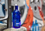 若想送點甚麼限量版的，這枝Absolut Facet棱鏡限量版也真相當不錯，以獨特方式捕捉光線的多邊形像寶石一樣閃亮。(7-11便利店有售)