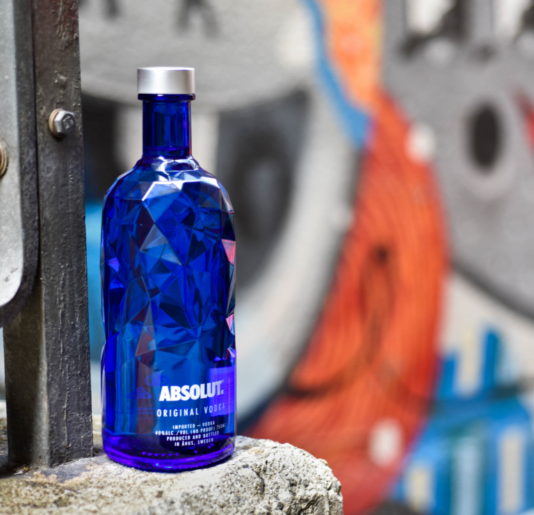 若想送點甚麼限量版的，這枝Absolut Facet棱鏡限量版也真相當不錯，以獨特方式捕捉光線的多邊形像寶石一樣閃亮。(7-11便利店有售)