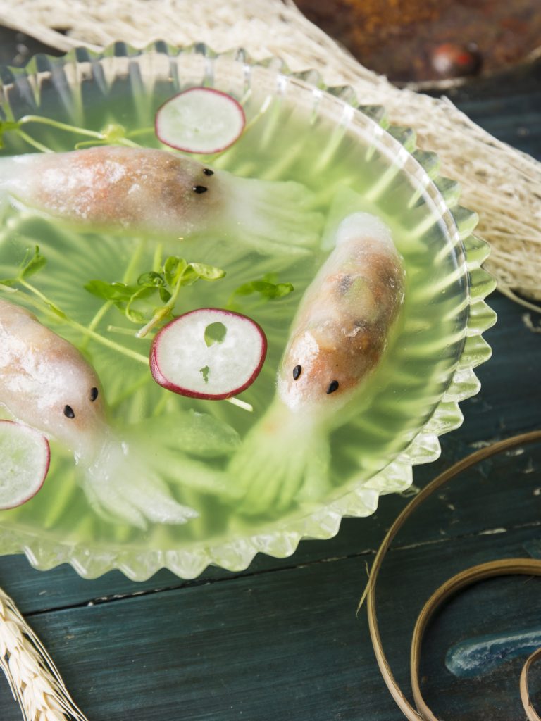 「上湯浸魷魚卷」，以香濃高湯配以魷魚造型粉卷。