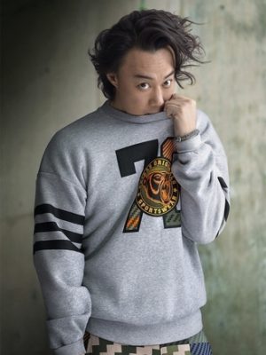 陳奕迅親身示範街頭運動風格。