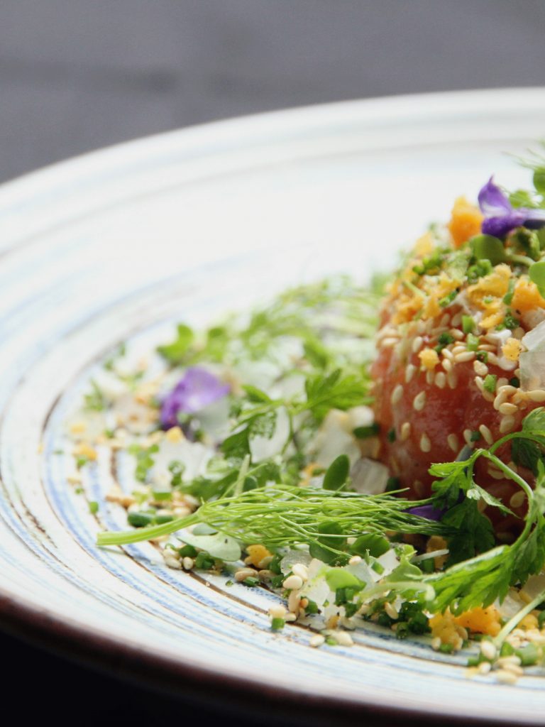 塔斯馬尼亞三文魚塔塔配牛油果和鹹鴨蛋(tasmanian salmon tartare, avocato & salted duck egg)