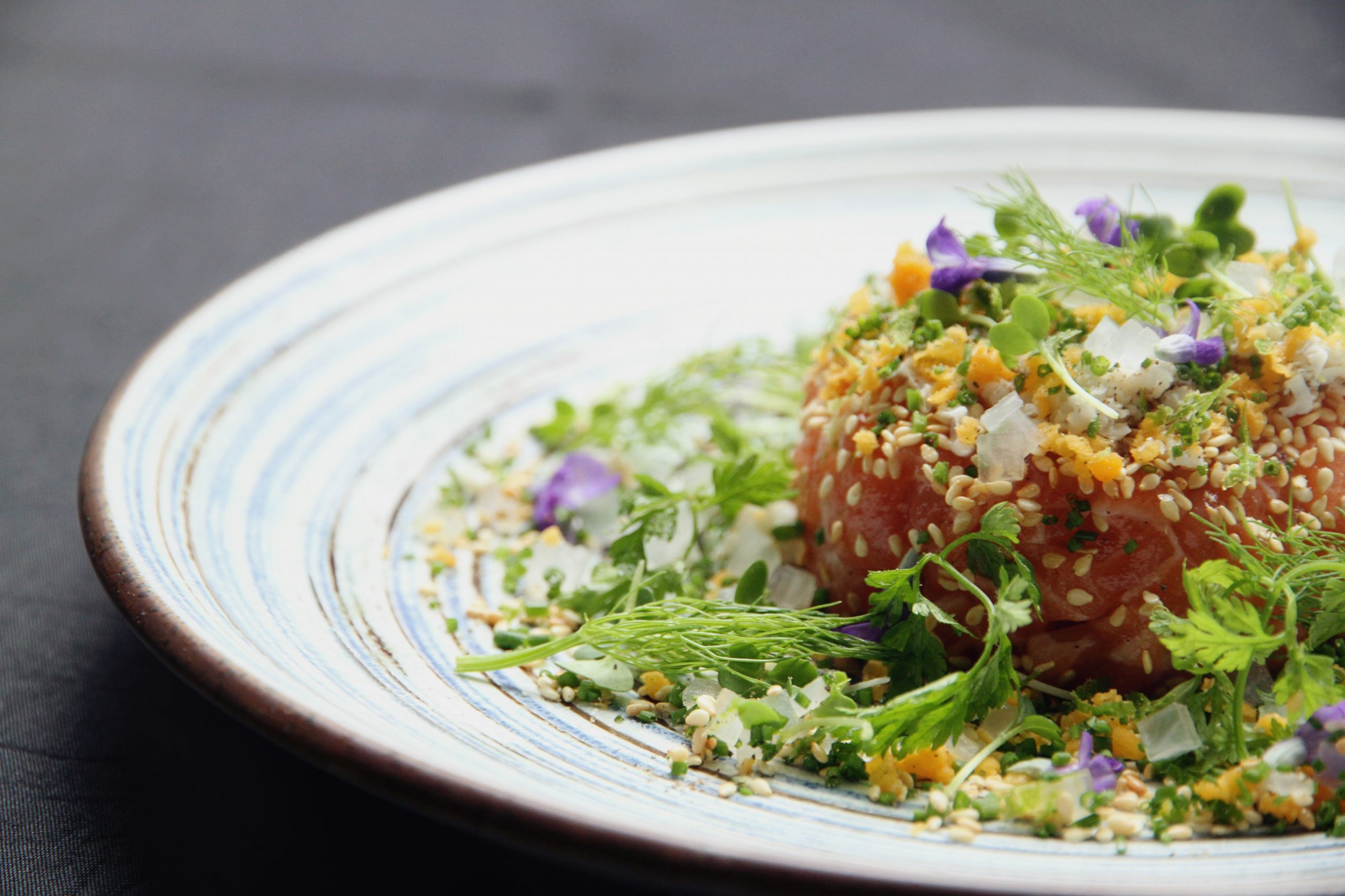 塔斯馬尼亞三文魚塔塔配牛油果和鹹鴨蛋(tasmanian salmon tartare, avocato & salted duck egg)