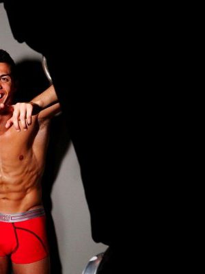 Cristiano-Ronaldo-models-his-new-collection-of-underwear_1