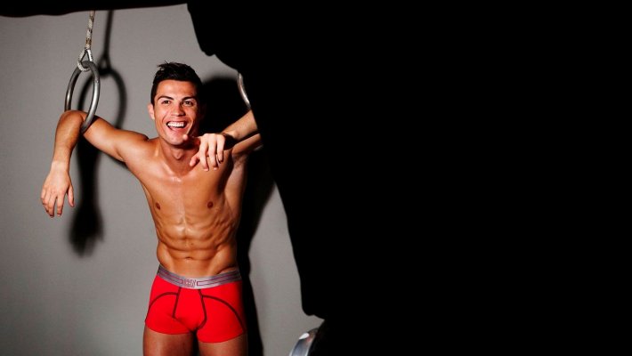 Cristiano-Ronaldo-models-his-new-collection-of-underwear_1