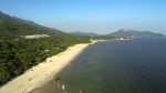 位於大嶼山的長沙有長長的海岸線，海浪的形成有規律而穩定，對於新手的滑浪人士個不錯的選擇。但由於長沙水上活動的出租設置比較其他地點貴一些，附近亦沒有銀行等，還是提多一點現金旁身。 交通：乘港鐵東涌站，於東涌巴士總站轉乘大嶼山 11、23 或 A35 號巴士