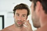 由於大部分的亞洲男士的膚質都偏向油性，運動後出汗容易令毛孔閉塞，加上生活的壓力及污染，令暗瘡/濕疹問題慢慢形成。針對敏感皮膚，男士應該選用有助平衡油份、去除角質的產品，減輕毛孔堵塞，預防暗粒及暗瘡形成。如果誤用含過多藥性或化學成份的產品，只會對皮膚造成更嚴重的傷害，因此應盡量避免。