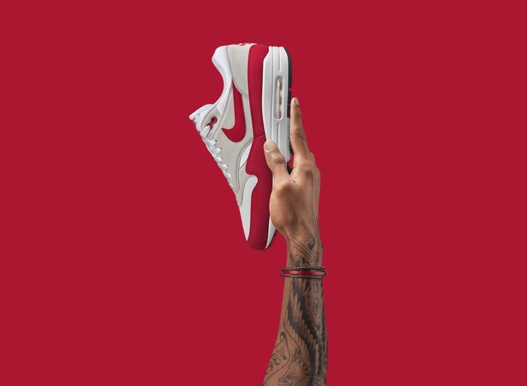 作為Air Max的開端，1987年首次發佈這雙Air Max 1，將可視性Nike Air緩震技術呈現人前，Tinker Hatfield設計的運動鞋最初的配色有三個標誌性的顔色，包括經典的白紅灰配色和白藍灰配色。