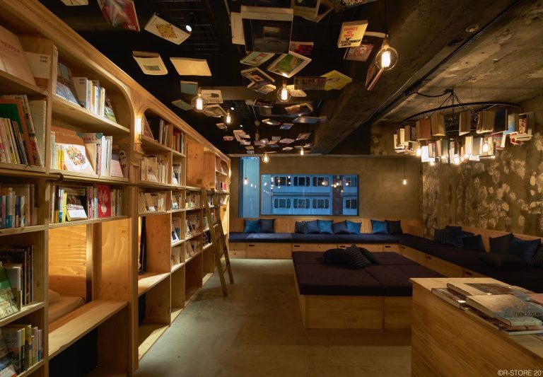 Book and Bed顧明思義即是書與床，你沒睇錯，這正是一間可以入住的「書店」。這所坐落於池袋站對岀的書香旅館，由知名建築師谷尻誠、Suppose Design Office及 人氣書店SHIBUYA PUBLISHING & BOOKSELLERS聯手打造。這裡以日文和英文書為主，種類多數是旅遊、文學、漫畫及經典的雜誌，但與一般書店不同，這裡的書只供閱讀不設買賣。而床鋪則隱藏於一排排的書櫃內，名符其實的睡在書堆裏。書店開業不足兩年，已在京都和福岡等地創立分店，可見人氣十足，想入住就要預早訂購啦！ 官方網站：http://bookandbedtokyo.com/en/index.html