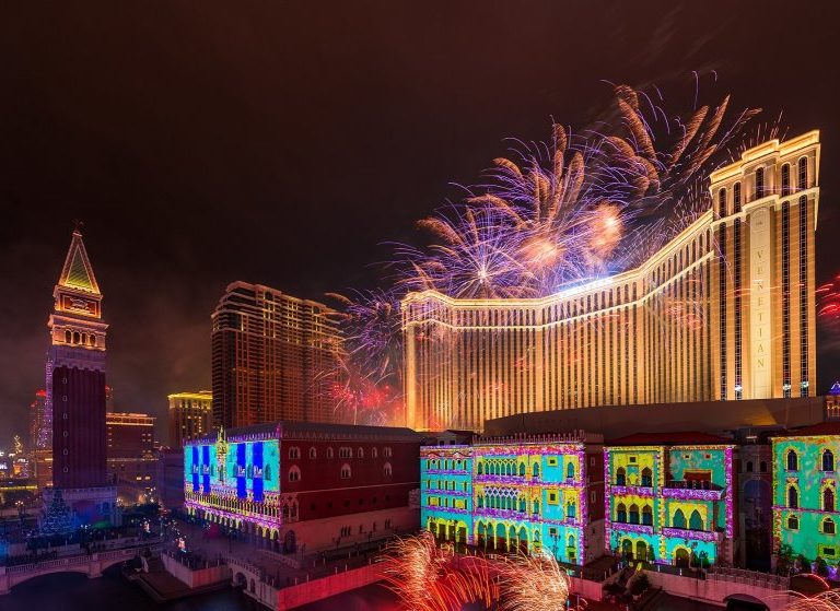 周一舉行的澳門威尼斯人十周年慶典上，酒店外牆3D光效投射匯演，上空熣燦煙花亮麗綻放