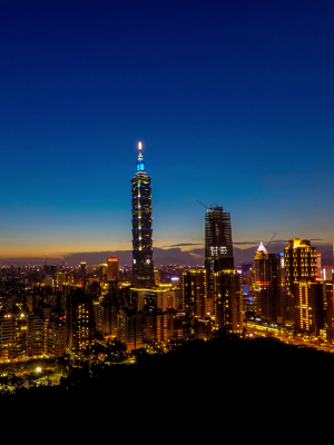 4k-timelapse-aerial-day-to-night-view-of-landscape-building-taipei-101-from-the-elephant-mountain-cityscape-taipei-skyscraper-in-background-at-taiwan-dan_hhpbegxy__F0011