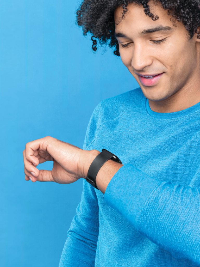 Fitbit_Versa_Lite_Edition_Lifestyle_Blue_Devin_1488_cropped