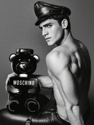 2020-02-07 16_36_20-MOSCHINO Toy Boy_Ad visual (2) - Windows 相片檢視器