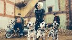 emma-stone-trong-phien-ban-cruella-de-vil-da-lam-nguoi-xem-thich-thu-voi-mai-toc-do-ruc-cua-co-bc4af8