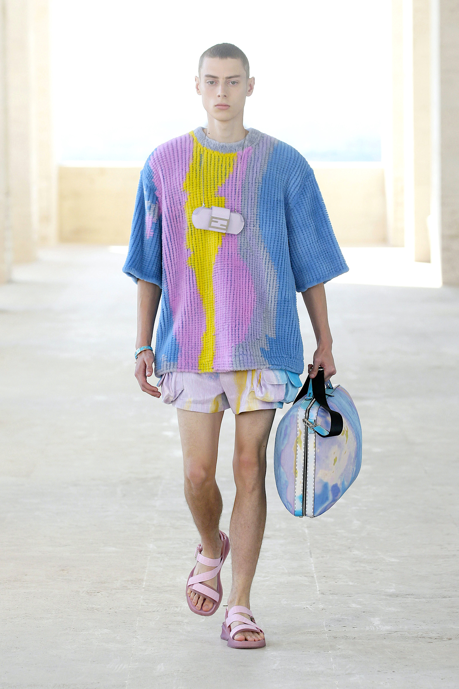 2022春夏米蘭時裝周丨Fendi 2022春夏男裝10大亮點一覽 以露腰短身西裝挑戰男士腹肌