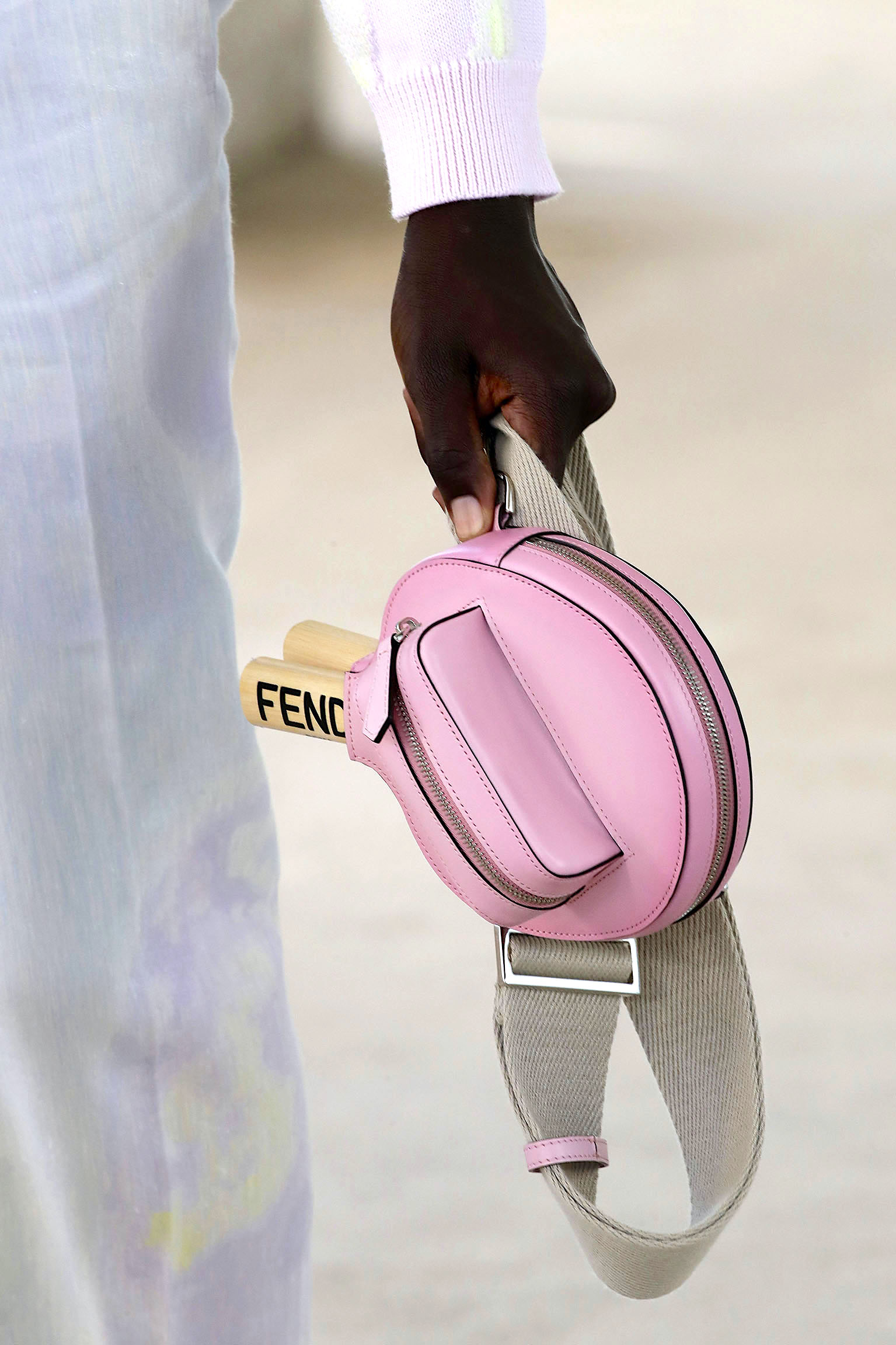 2022春夏米蘭時裝周丨Fendi 2022春夏男裝10大亮點一覽 以露腰短身西裝挑戰男士腹肌