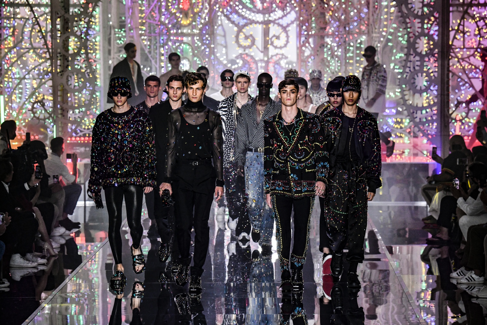 Dolce & Gabbana 2022春夏男裝系列10大重點逐一數丨 華麗燈飾、三角泳褲及魚網造型超性感