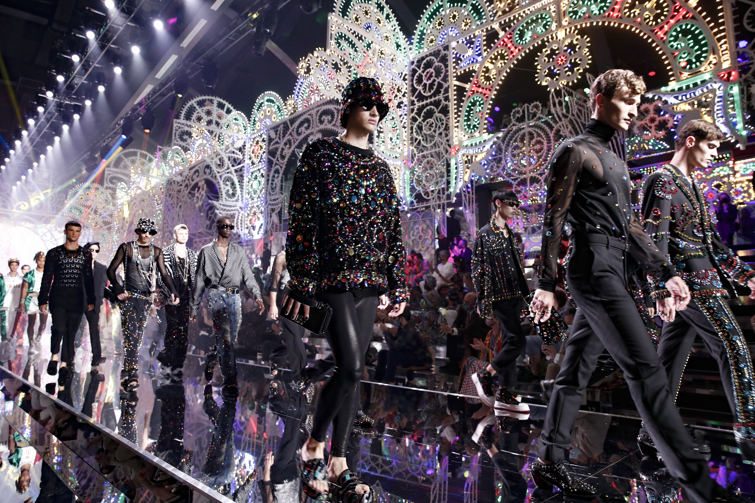 Dolce & Gabbana 2022春夏男裝系列10大重點逐一數丨 華麗燈飾、三角泳褲及魚網造型超性感
