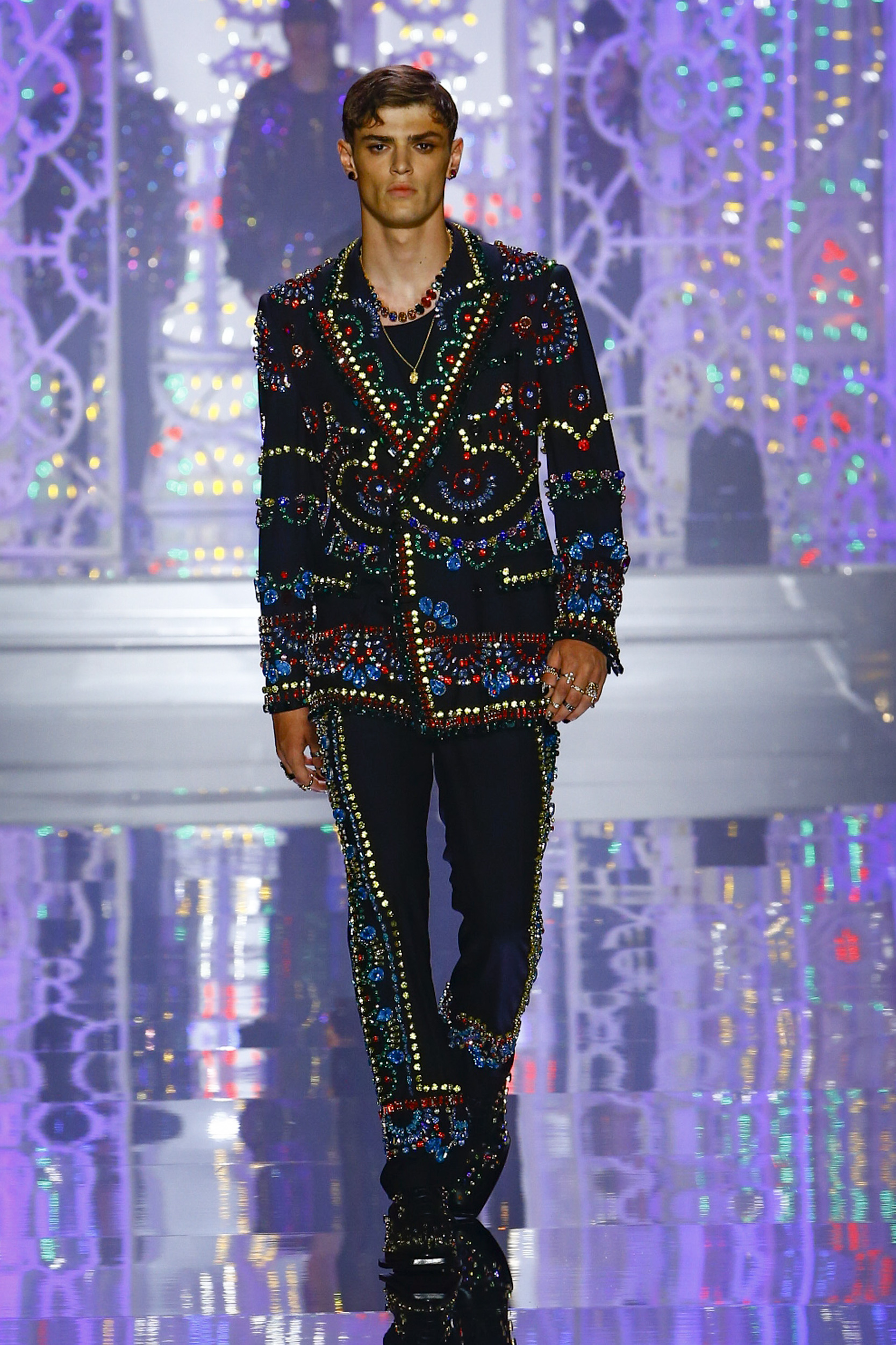 Dolce & Gabbana 2022春夏男裝系列10大重點逐一數丨 華麗燈飾、三角泳褲及魚網造型超性感