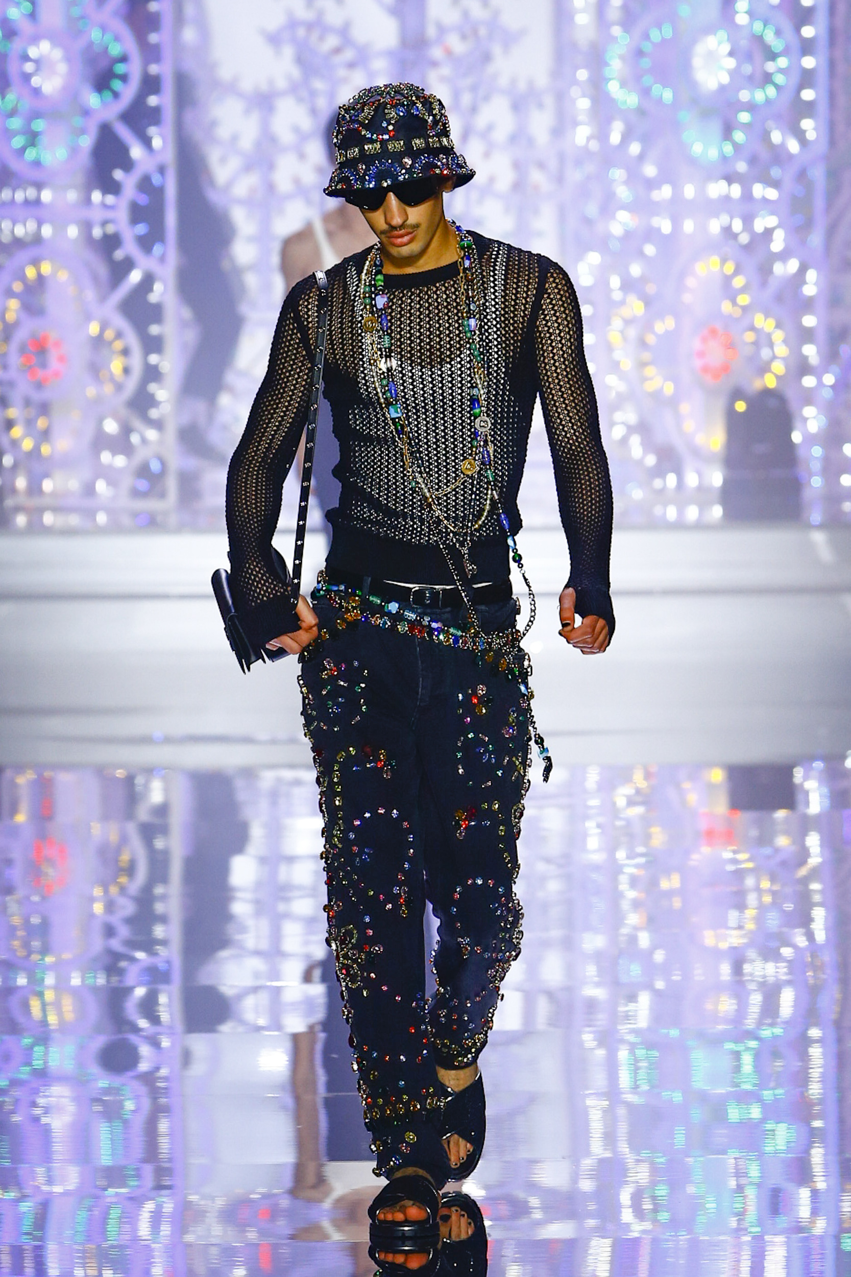 Dolce & Gabbana 2022春夏男裝系列10大重點逐一數丨 華麗燈飾、三角泳褲及魚網造型超性感