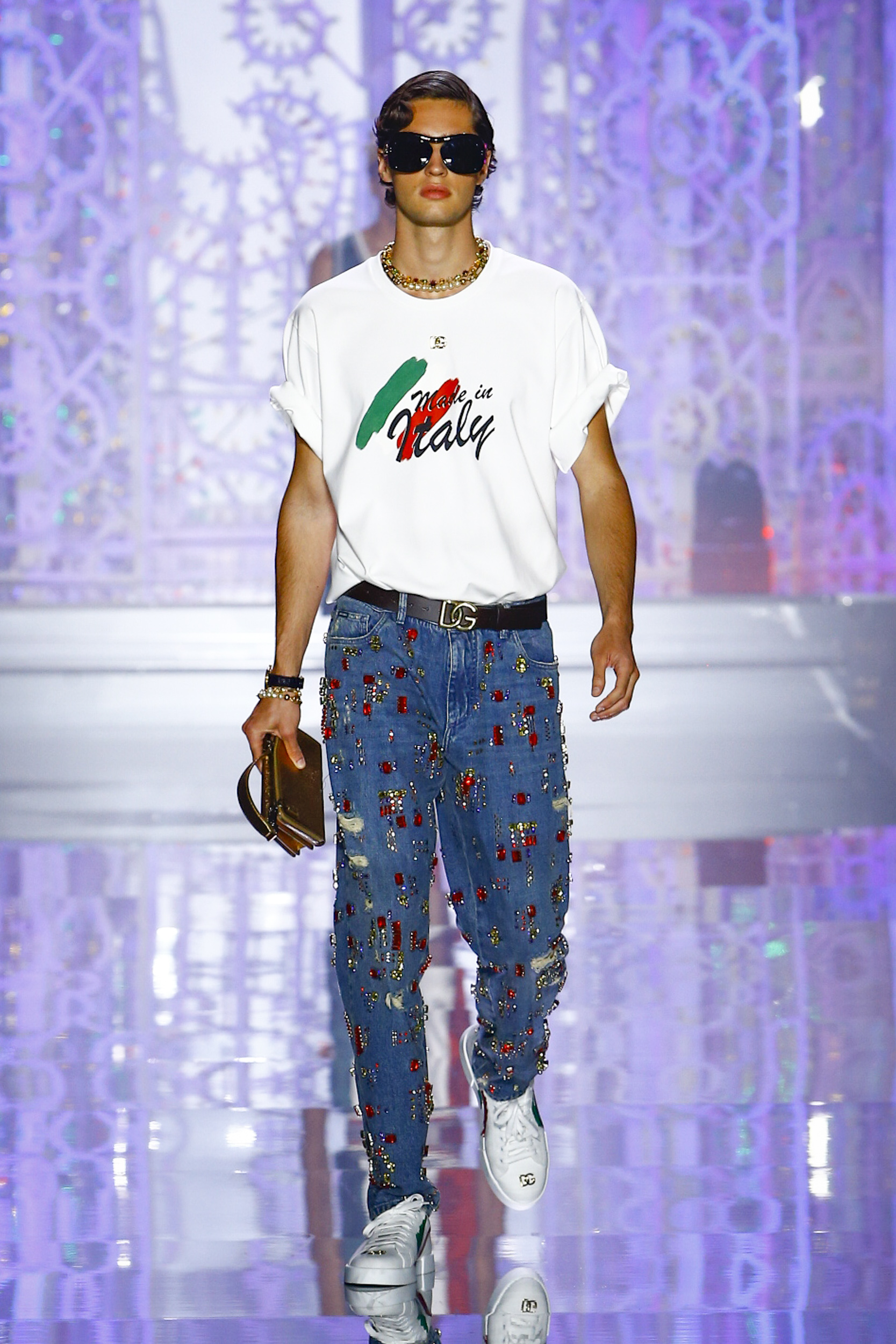 Dolce & Gabbana 2022春夏男裝系列10大重點逐一數丨 華麗燈飾、三角泳褲及魚網造型超性感