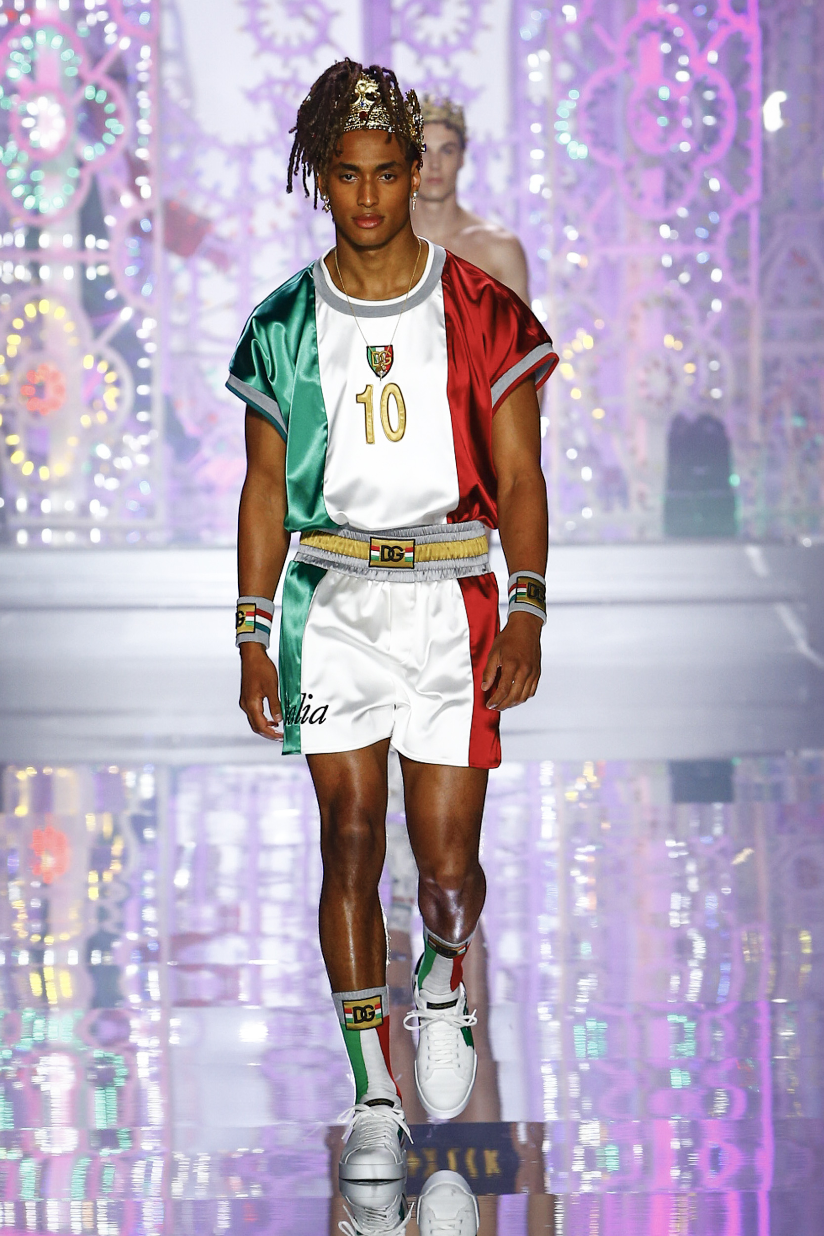Dolce & Gabbana 2022春夏男裝系列10大重點逐一數丨 華麗燈飾、三角泳褲及魚網造型超性感