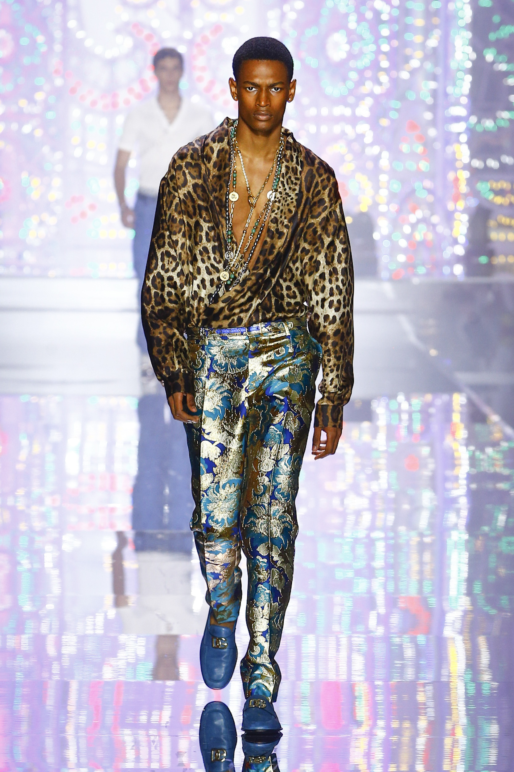 Dolce & Gabbana 2022春夏男裝系列10大重點逐一數丨 華麗燈飾、三角泳褲及魚網造型超性感