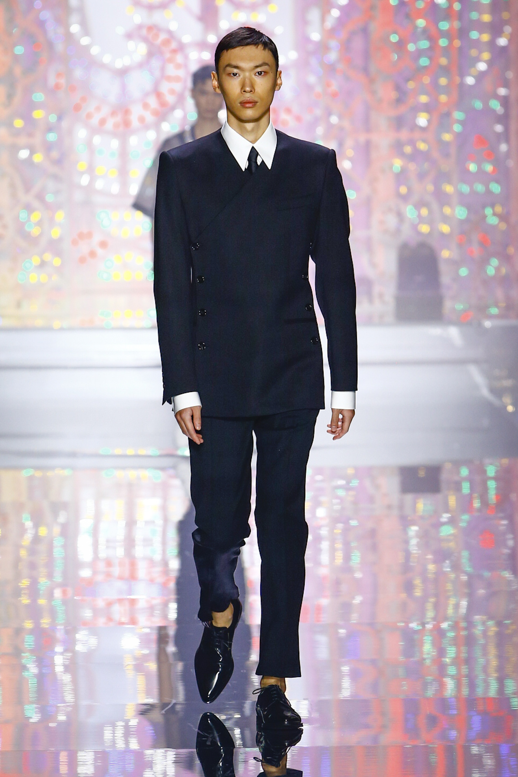 Dolce & Gabbana 2022春夏男裝系列10大重點逐一數丨 華麗燈飾、三角泳褲及魚網造型超性感
