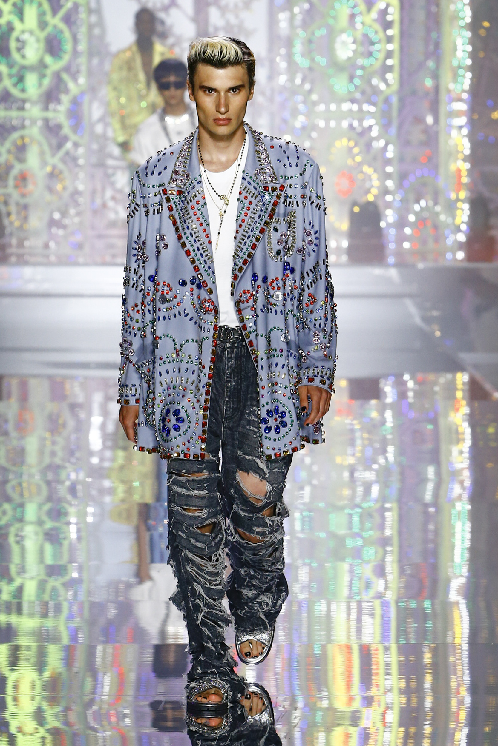 Dolce & Gabbana 2022春夏男裝系列10大重點逐一數丨 華麗燈飾、三角泳褲及魚網造型超性感