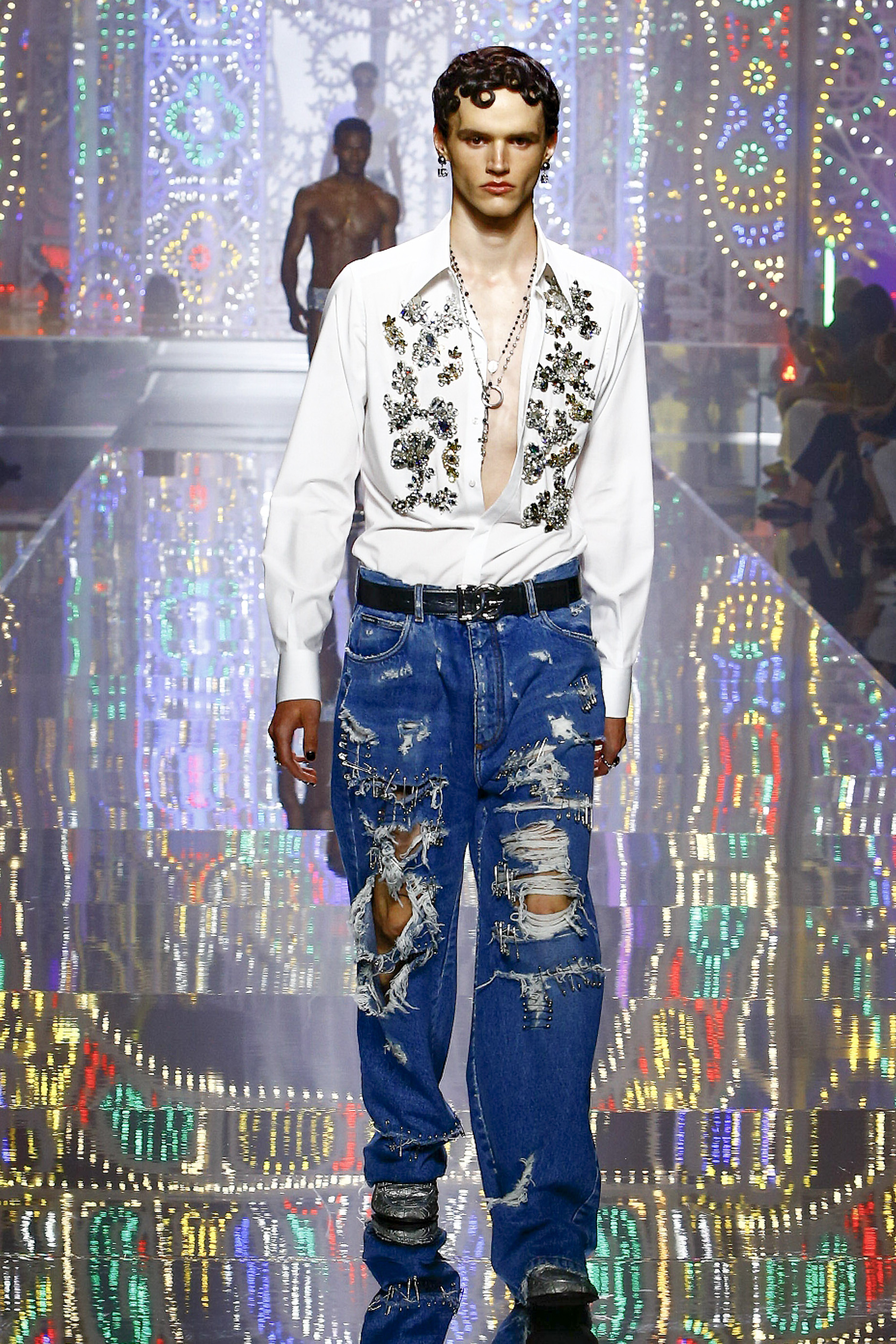 Dolce & Gabbana 2022春夏男裝系列10大重點逐一數丨 華麗燈飾、三角泳褲及魚網造型超性感