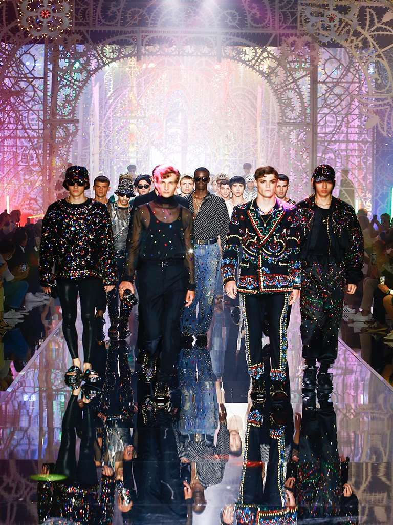 Dolce & Gabbana 2022春夏男裝系列10大重點逐一數丨 華麗燈飾、三角泳褲及魚網造型超性感